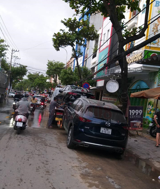 Nhân viên đang cứu hộ xe hơi tại quận 9